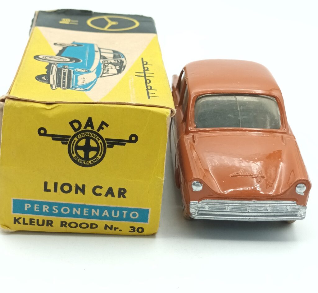 Boite et avant d'une Daffodil 30 LION CAR