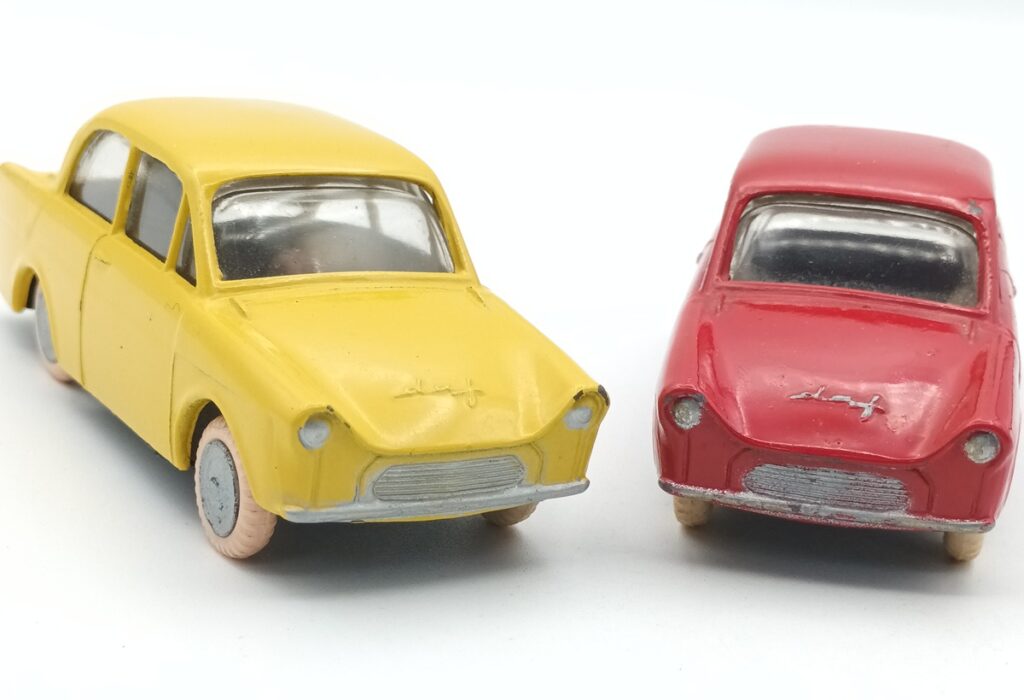 2 DAF 600 LION CAR vues de face jaune et rouge