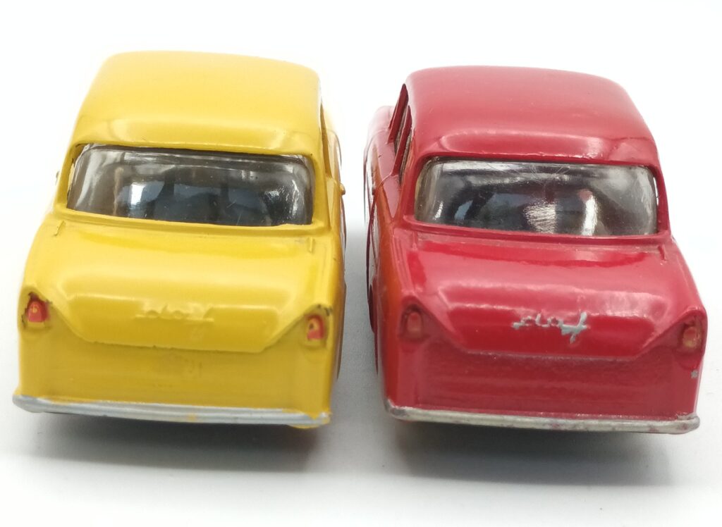 vue arrière de deux  DAF  LION CAR une jaune et une rouger