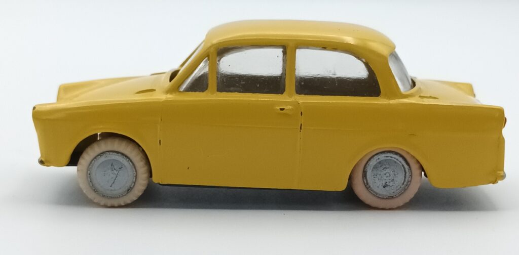 vue de profil d'une DAF 600 LION CAR jaune 