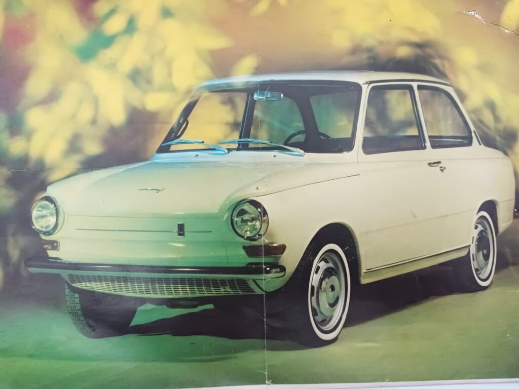 Photo de 3/4 avant DAF 44 blanche de 1968 présentée sur le catalogue DAF 