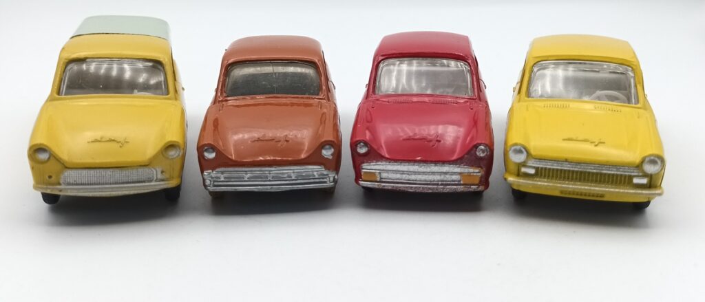 vue de face des 4 DAF 750 LION CAR : 750 pick-up jaune, Daffodil 30 brique, Daffodil 31 rouge et Daffodil 32 jaune