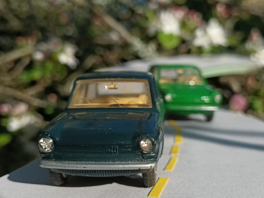 une DAF 44 LION CAR vert foncé précède une DAF 44 BREAK vert clair