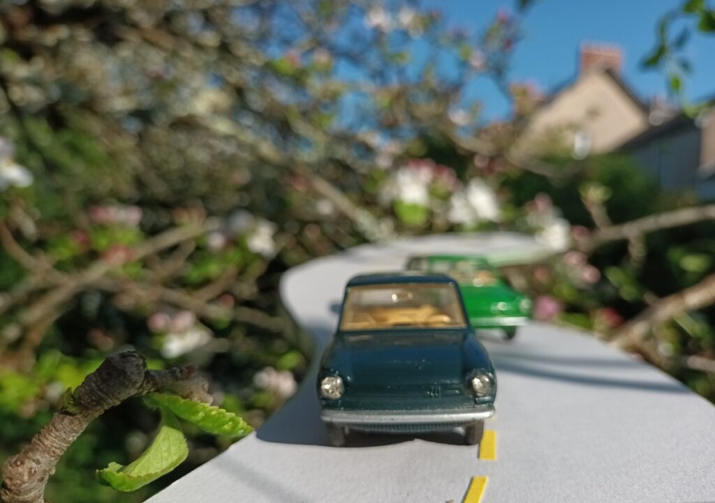DAF 44 LION CAR vert foncée précédent une DAF 44 break vert vif