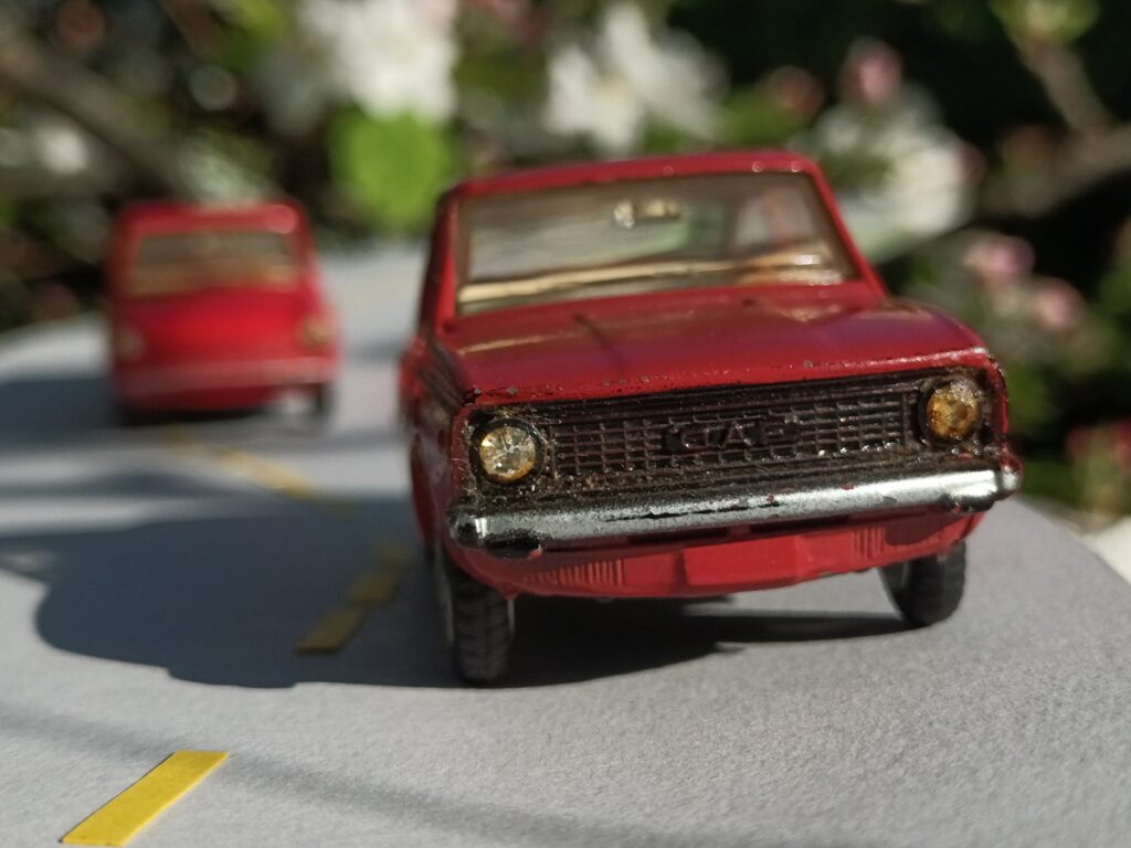DAF 66 coupé LION CAR carmin devançant une DAF 55 coupé rouge dans un S