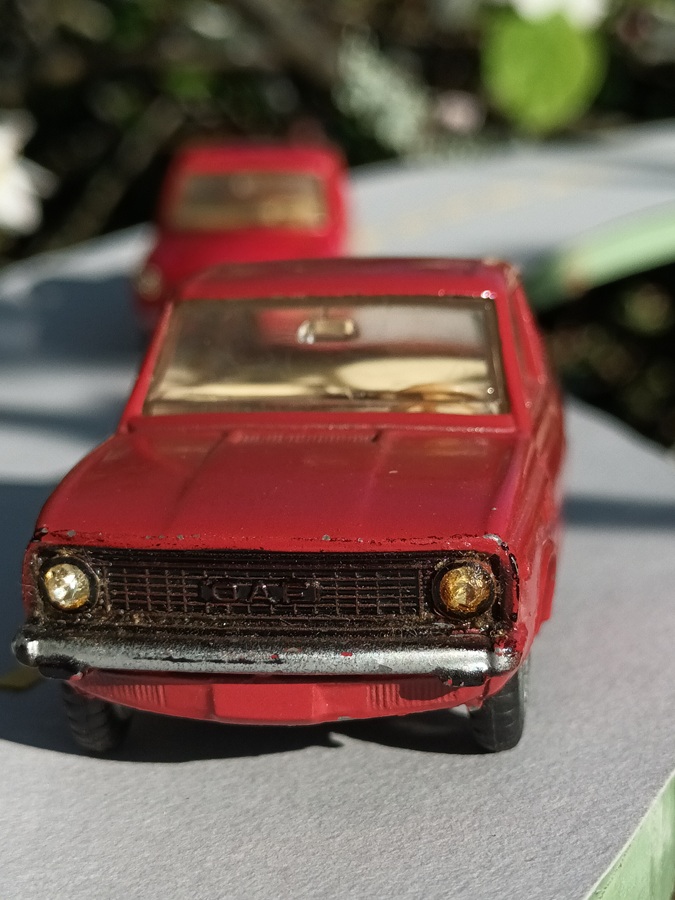 DAF 66 coupé LION CAR carmin devançant une DAF 55 coupé rouge dans un S