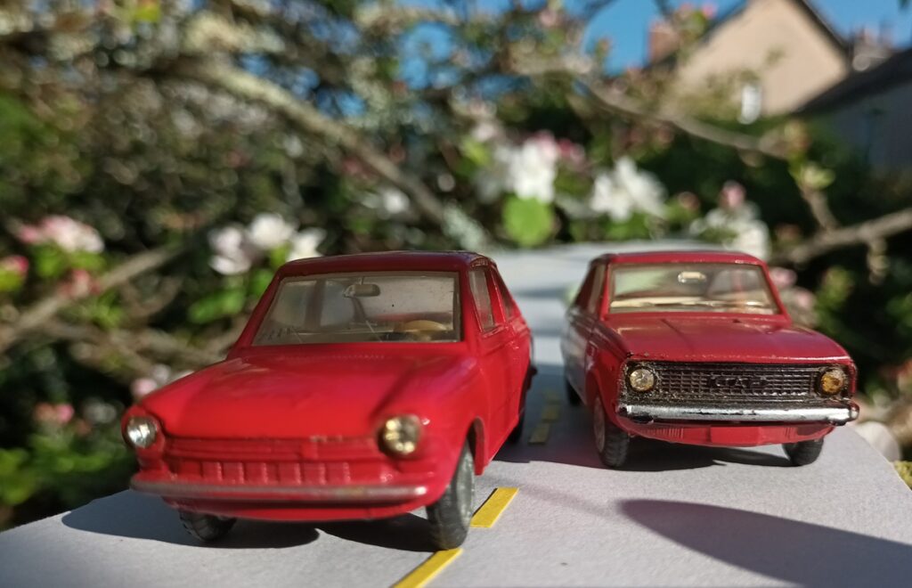 Une DAF 55 coupé rouge LION CAR Doublée par une DAF 66 coupé