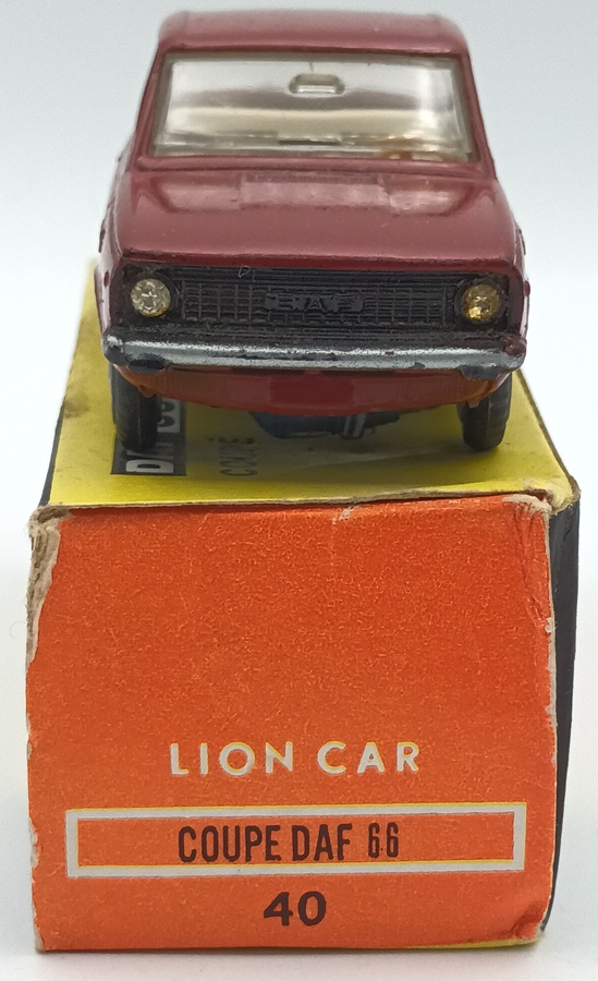 Vue de face D'une DAF 66 coupé carmin LION CAR sur sa boite
