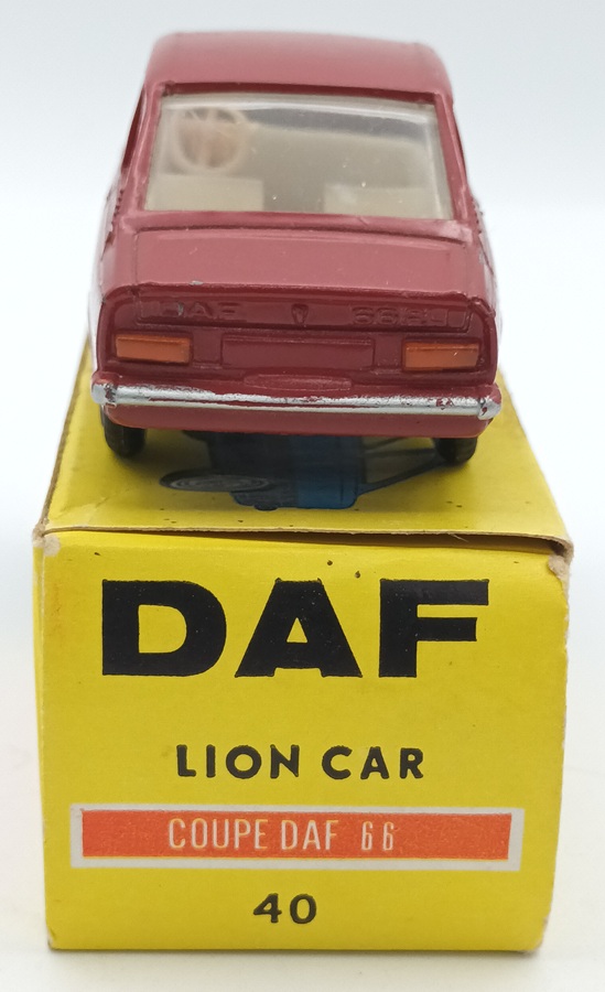 Vue arrière d'une DAF 66 coupé carmin LION CAR sur sa boite