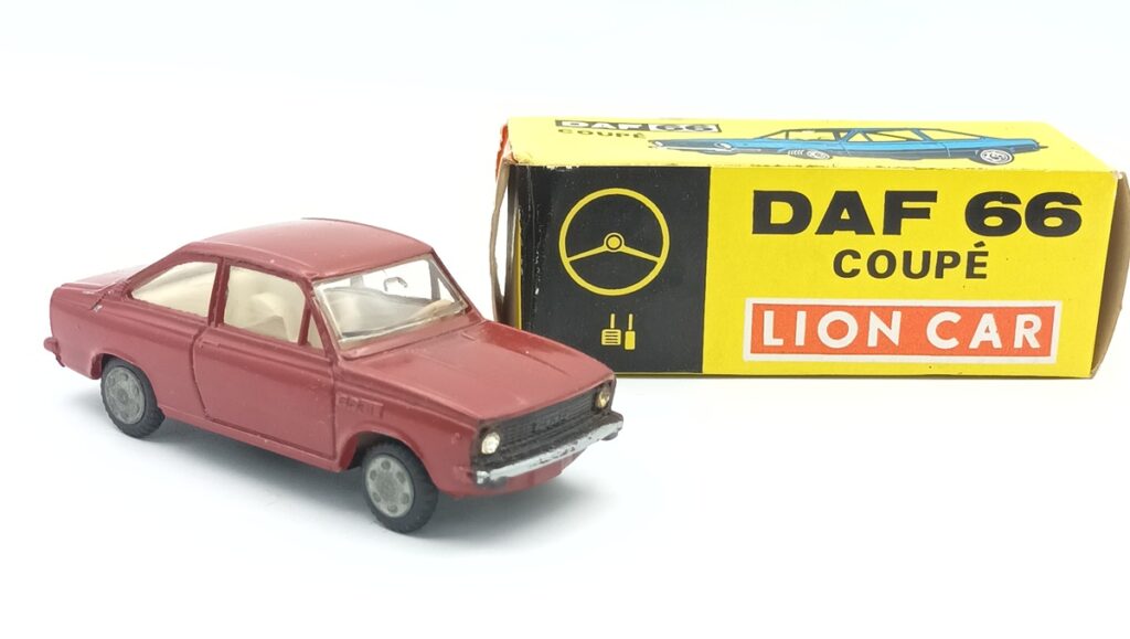 d'une DAF 66 coupé carmin LION CAR et boite