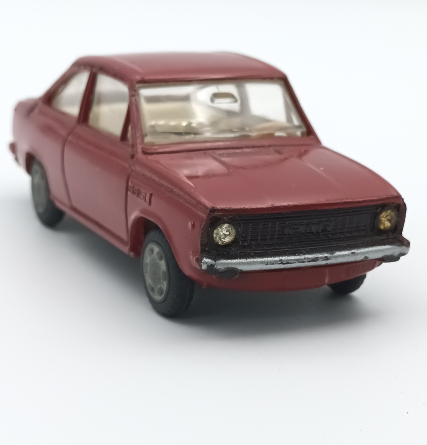 vue de 3/4 avant d'une DAF 66 coupé carmin LION CAR et boite