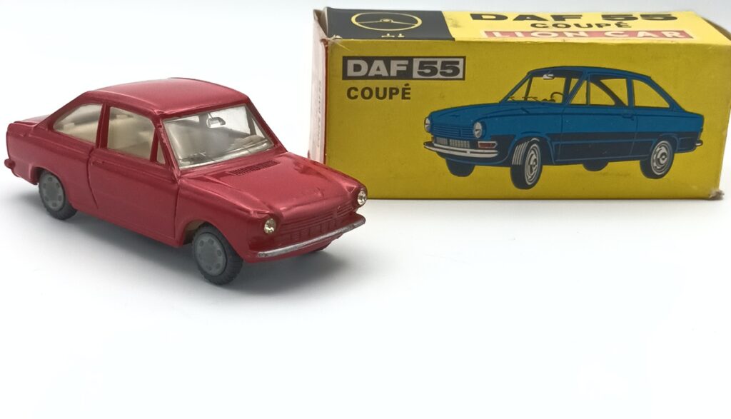 DAF 55 coupé rouge LION CAR  vue de 3/4 avant et sa boite