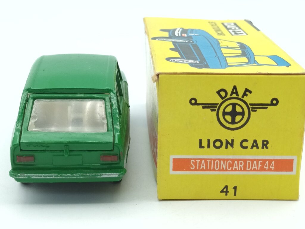 vue arrière de la DAF break LION CAR verte avec sa boite