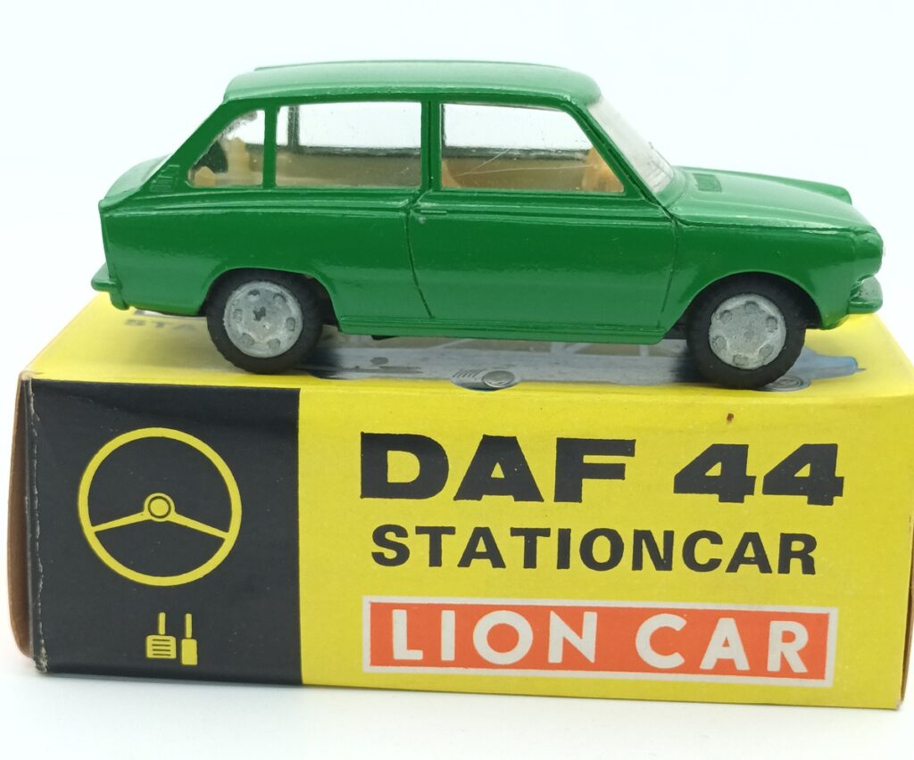DAF 44 break LION CAR verte vue de profil avec boite