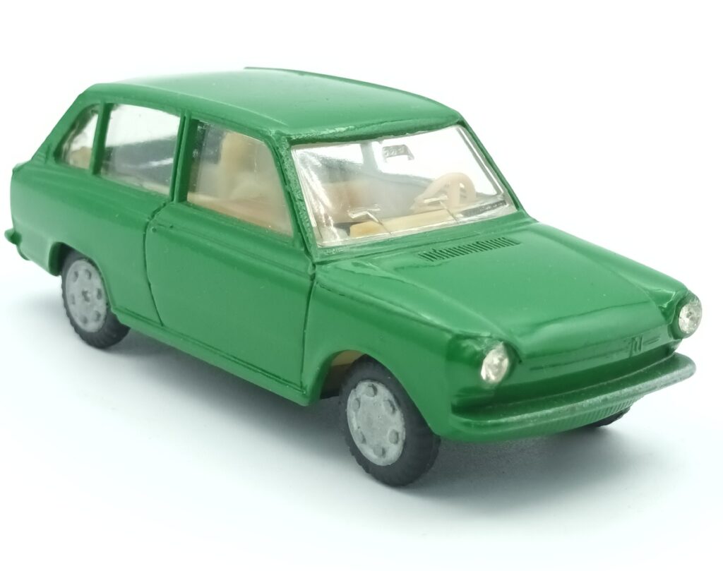 vue de 3/4 avant d'une DAF 44 break LION CAR verte 