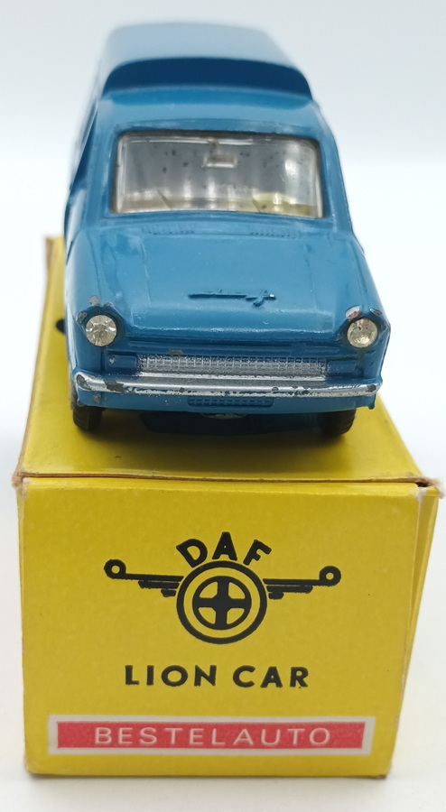 DAF 33 fourgonnette LION CAR et sigle DAF sur la boite