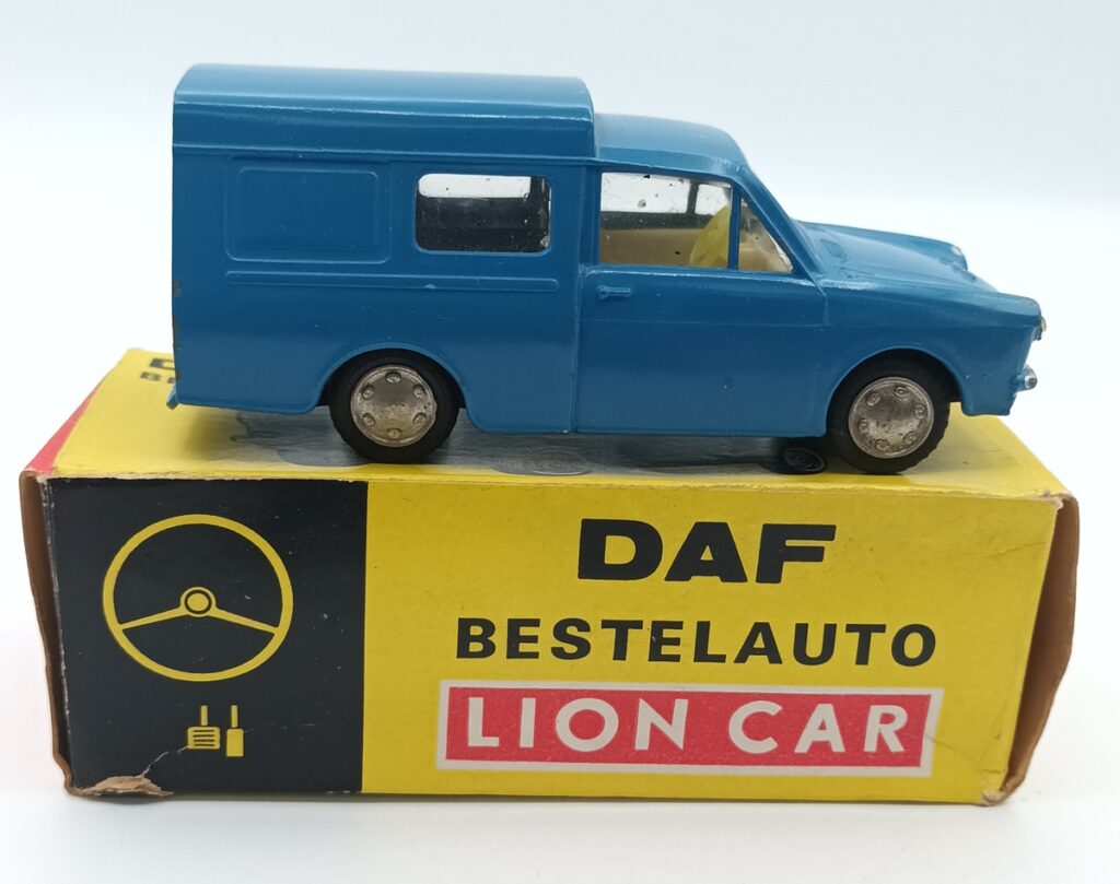 DAF 33 fourgonnette LION CAR bleue et sa boite