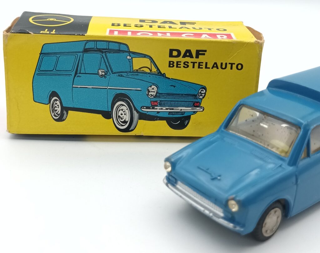 DAF 33 fourgonnette LION CAR bleue et sa boite