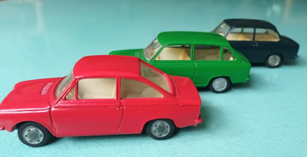 Les DAF 55 coupé, 44 break et 44 berline LION CAR vues de profil réalisée par Giovanni Michellotti 