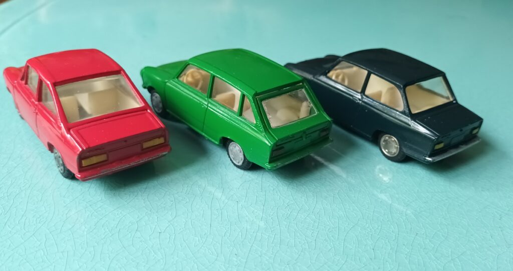Les DAF 55 coupé, 44 break et 44 berline LION CAR vues de profil réalisée par Giovanni Michellotti 