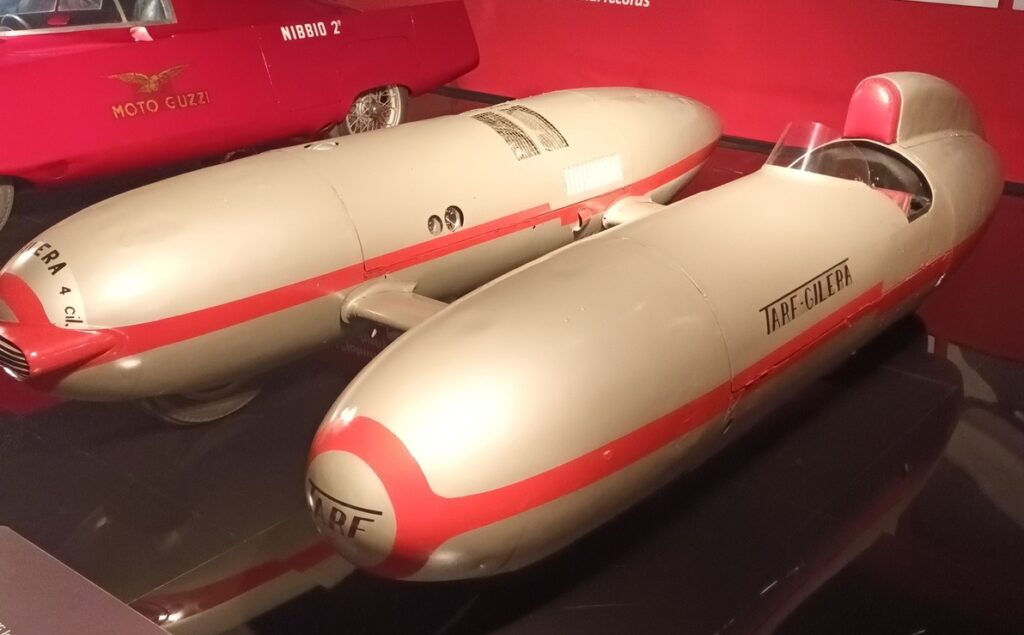 Photo de la Tarf Gilera prise au Musée nationale de l'automobile de Turin en 2024 vue de 3/4 avant