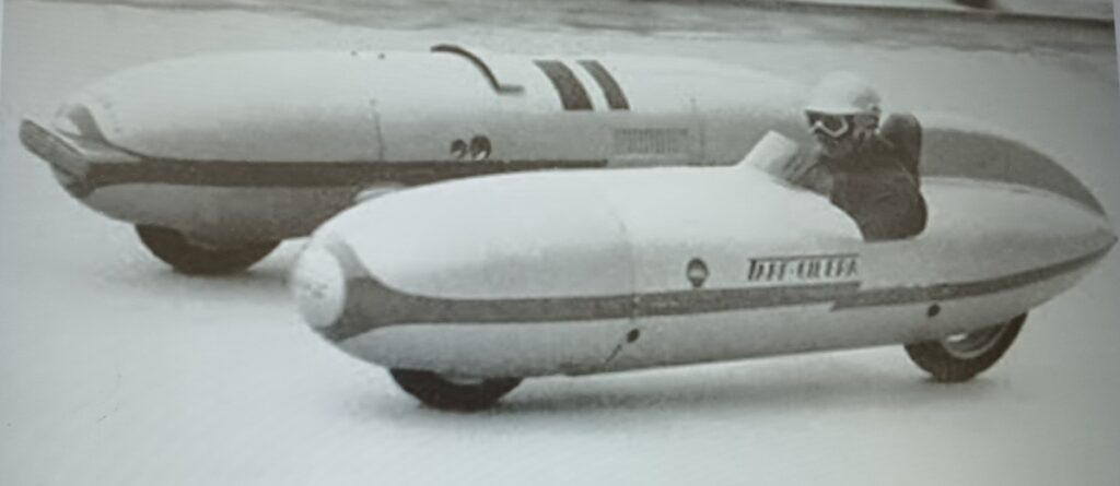 Tarf Gilera pilotée par Piero Taruffi sur une piste relevée vue de 3/4 avant