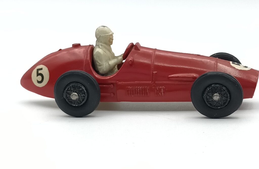 Ferrari 500 Crescent Toys 1951 vue de profil