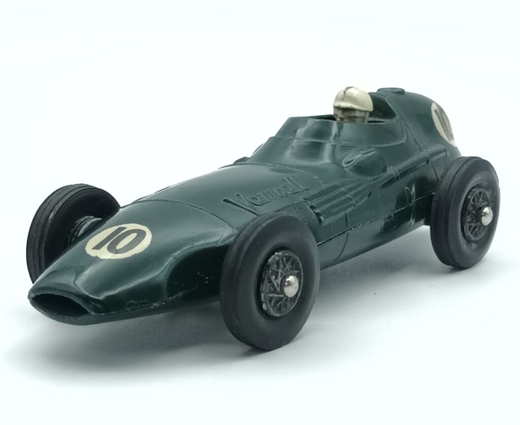 VanWall F1 Crescent Toys vue de 3/4 avant