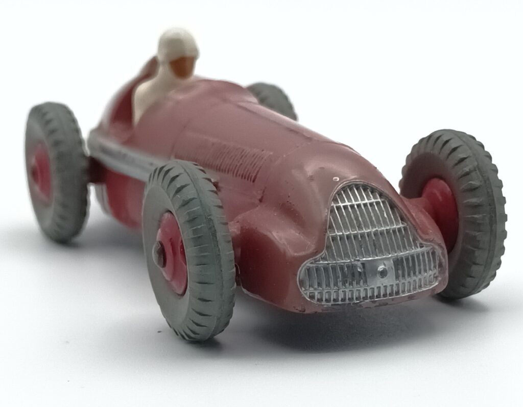 Alfa Romeo Alfetta 159 Dinky Toys GB vue de 3/4 avant