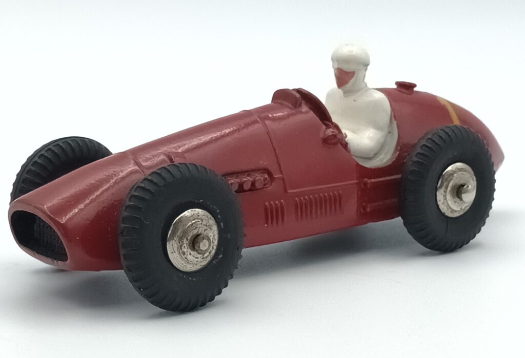 Ferrari 500 Dinky toys France vue de 3/4 avant