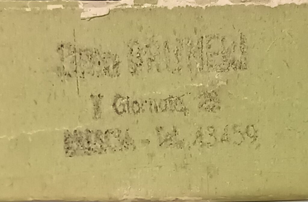 Tampon sur un rabat indiquant le nom et l'adresse du magasin où ma Tarf a été vendue