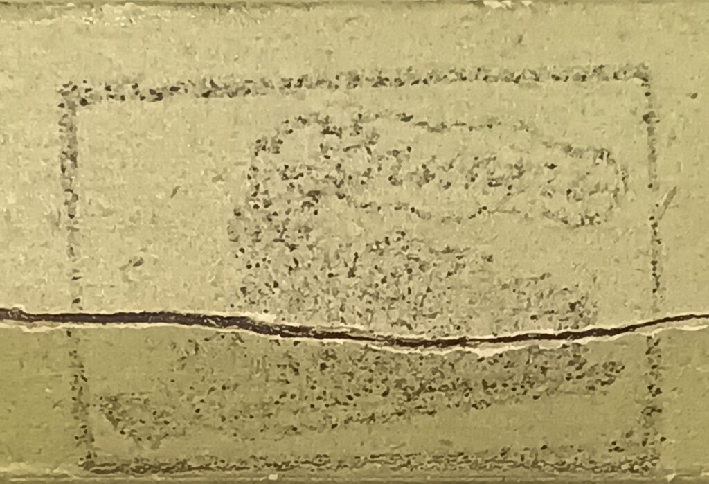 Tampon sur une face latérale de la boîte avec Bruneri inscrit dans un panache de fumée