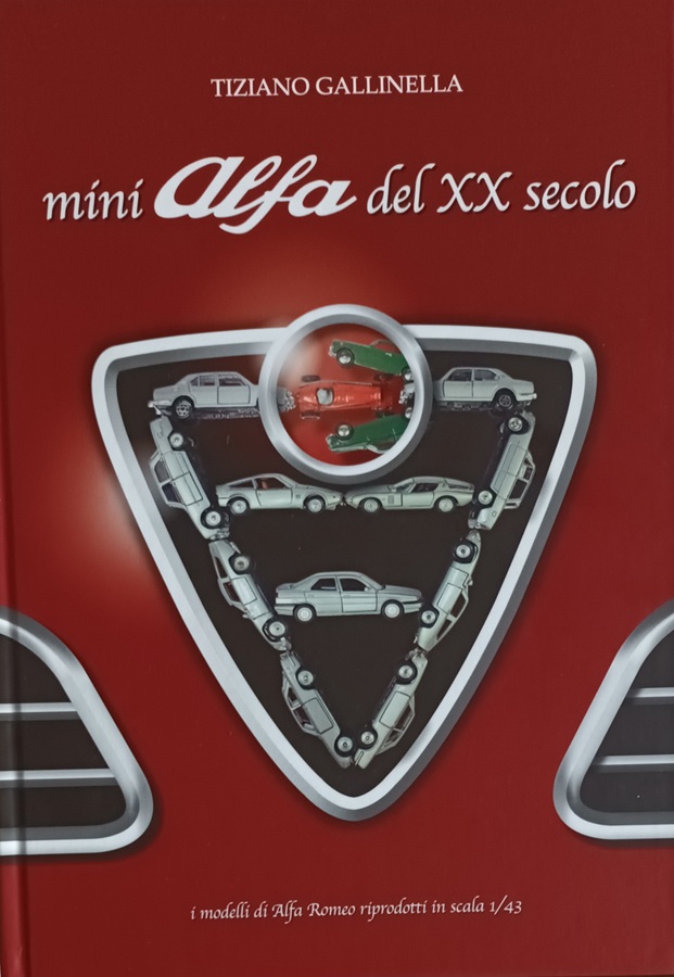 Couverture du livre de Tiziano Gallinella "mini Alfa del XX secolo i modelli di Alfa Romeo riprodudotti in scala 1/43 représentant une calandre d'Alfa Romeo sur fond rouge foncé