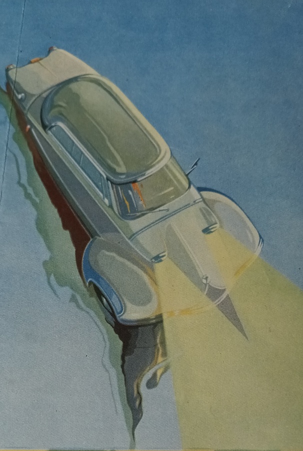 Détail de page du catalogue Messerschmitt KR 200 montrant vue de dessus une KR 200 roulant dans la nuit phares allumés