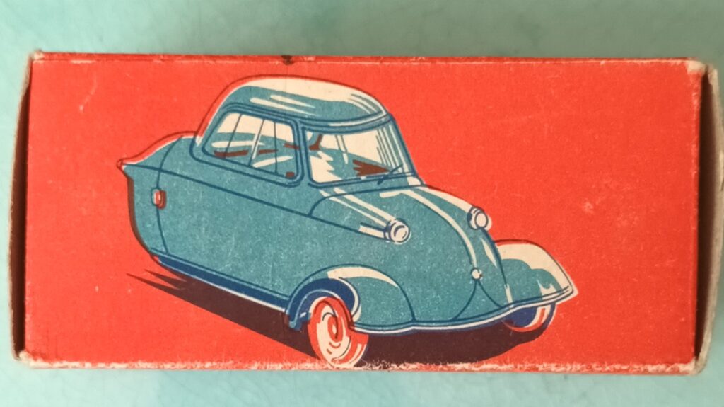 Boite Quiralu montrant sur une des grandes faces un joli dessin de Messerschmitt KR 200 bleu sur fond rouge