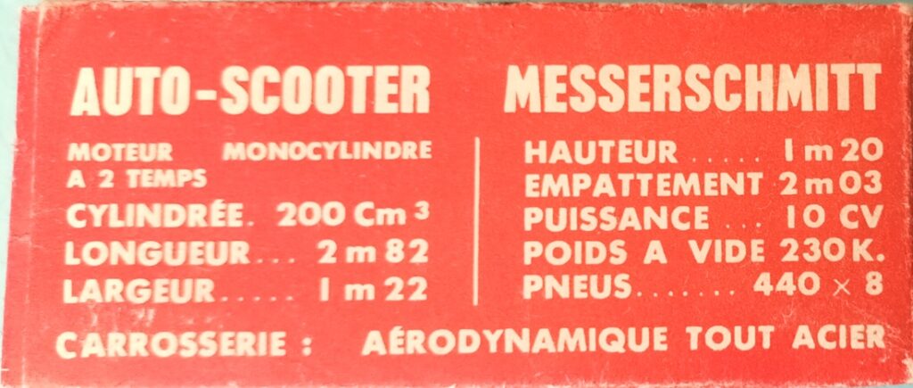 Boite Quiralu présentant sur une des grandes faces les caractéristiques techniques de Messerschmitt KR 200 bleu sur fond rouge