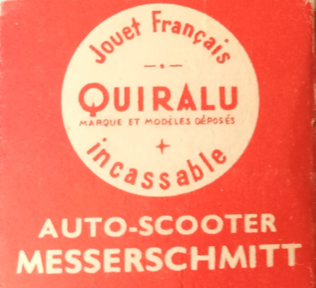 Petite face de la boite de la Messerschmitt KR 200 avec sigle de la marque Quiralu et l'inscription AUTO-SCOOTER MESSERSCHMITT