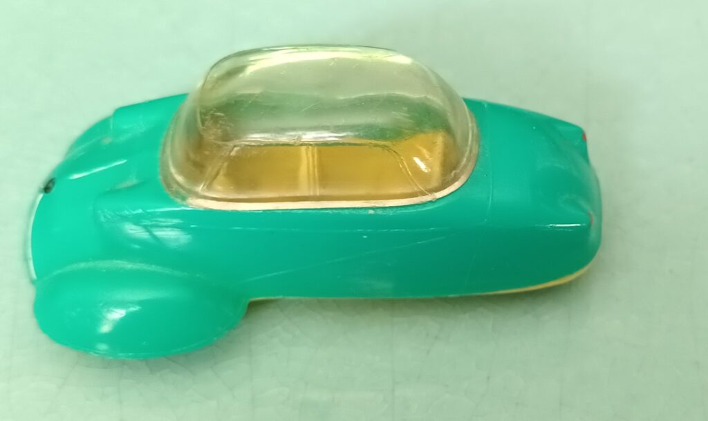 Vue plongeante sur le dessus et le côté gauche de la Messerschmitt KR vert menthe JUNO Plast