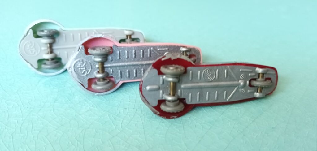 Vue des châssis de 3 Messerschmitt KR 175 Siku avec au premier plan le châssis de prier type