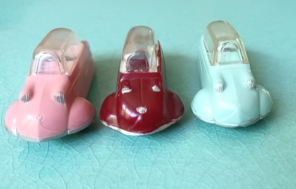 Vue avant de 3 Messerschmitt KR 175 Siku avec une bordeaux de premier type au centre