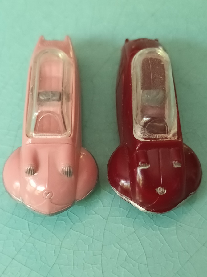 Vue de dessus d'une Messerschmitt KR 175 Siku bordeaux au côté d'une KR 175 Siku de second type rose