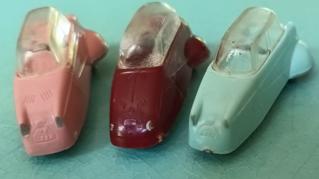 Vue arrière de 3 Messerschmitt KR 175 Siku, une bordeaux au centre de type 1 entourée dune rose et d'une bleue clair de second type