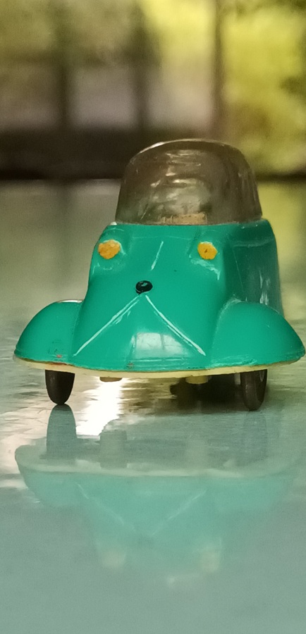 Messerschmitt KR JUNO Plast vert menthe en gros plan de face