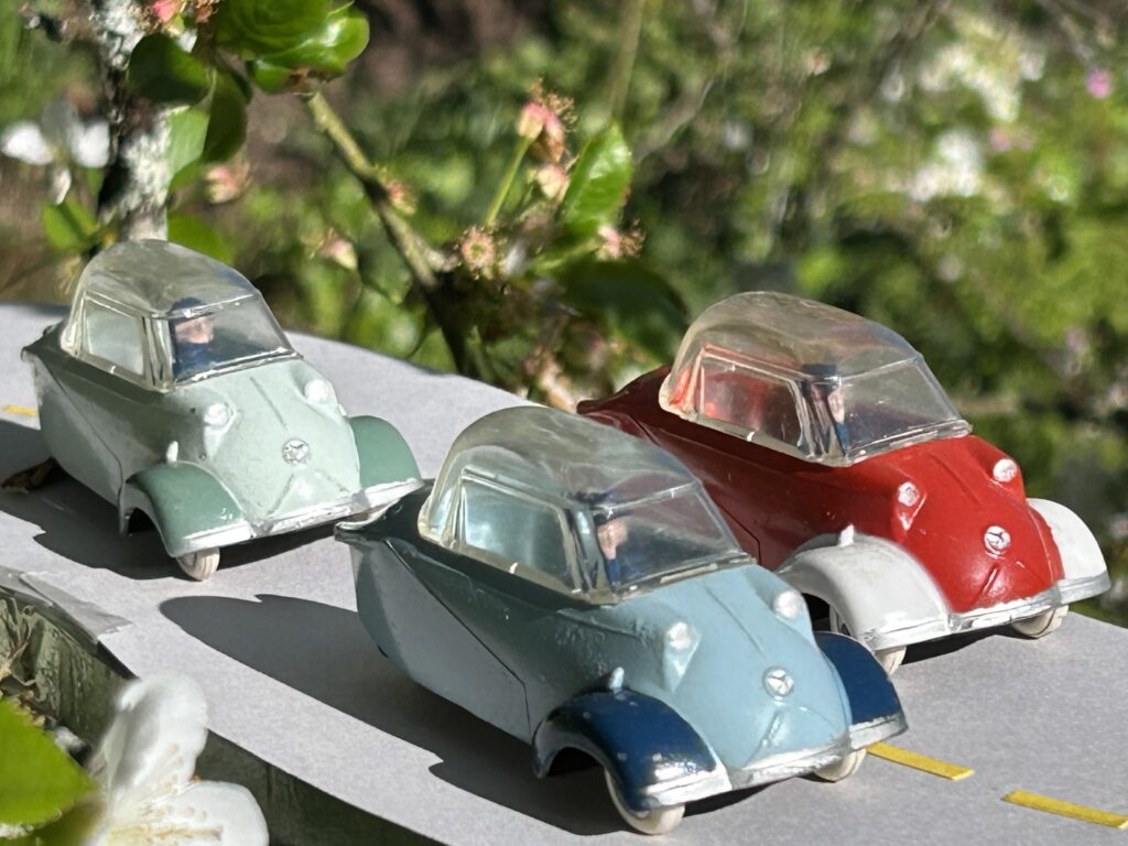 vue de 3/4 avant de Trois Messerschmitt KR 200 Quiralu en descente  ( 1 bleue, 1 rouge, 1 verte)