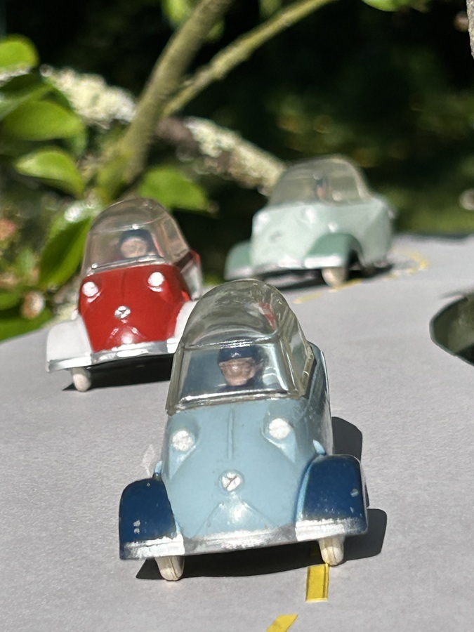 Trois Messerschmitt KR 200 Quiralu dans une descente  ( 1 bleue, 1 rouge, 1 verte)
