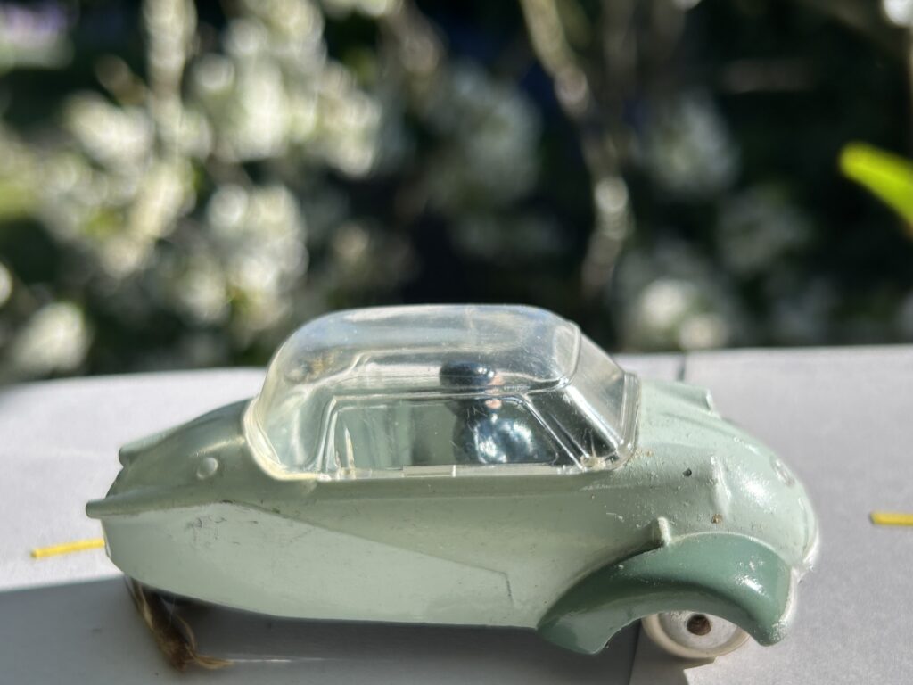 Messerschmitt KR 200 Quiralu vert d'eau, ailes vert gris vue vue plongeante  latérale