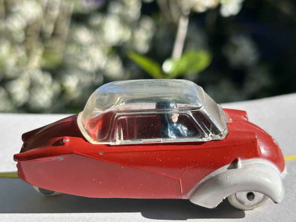 Vue plongeante sur le dôme et le côté d'une Messerschmitt KR 200 Quiralu rouge, ailes blanches 