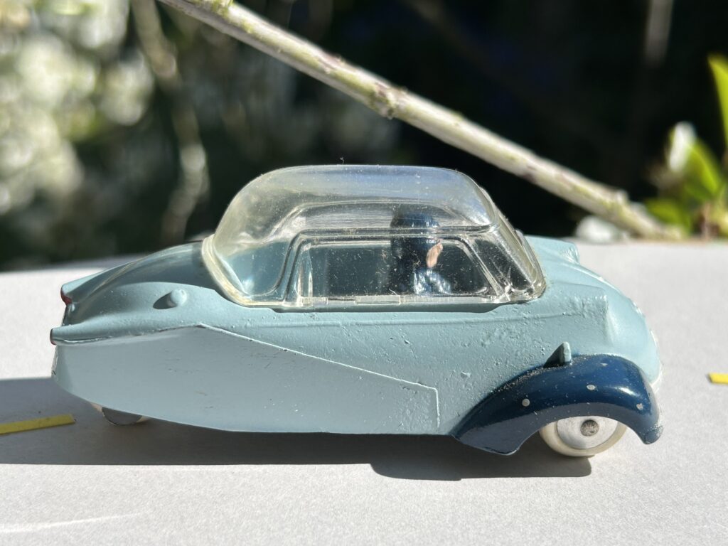 Messerschmitt KR 200 Quiralu bleu clair, ailes bleu soutenu  sur route vue de profil 
