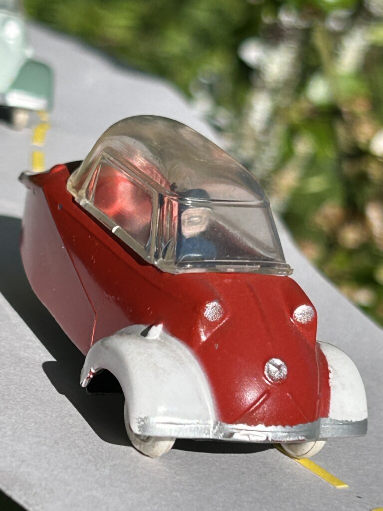 Gros plan d'une Messerschmitt KR 200 Quiralu rouge/ailes blanche en descente