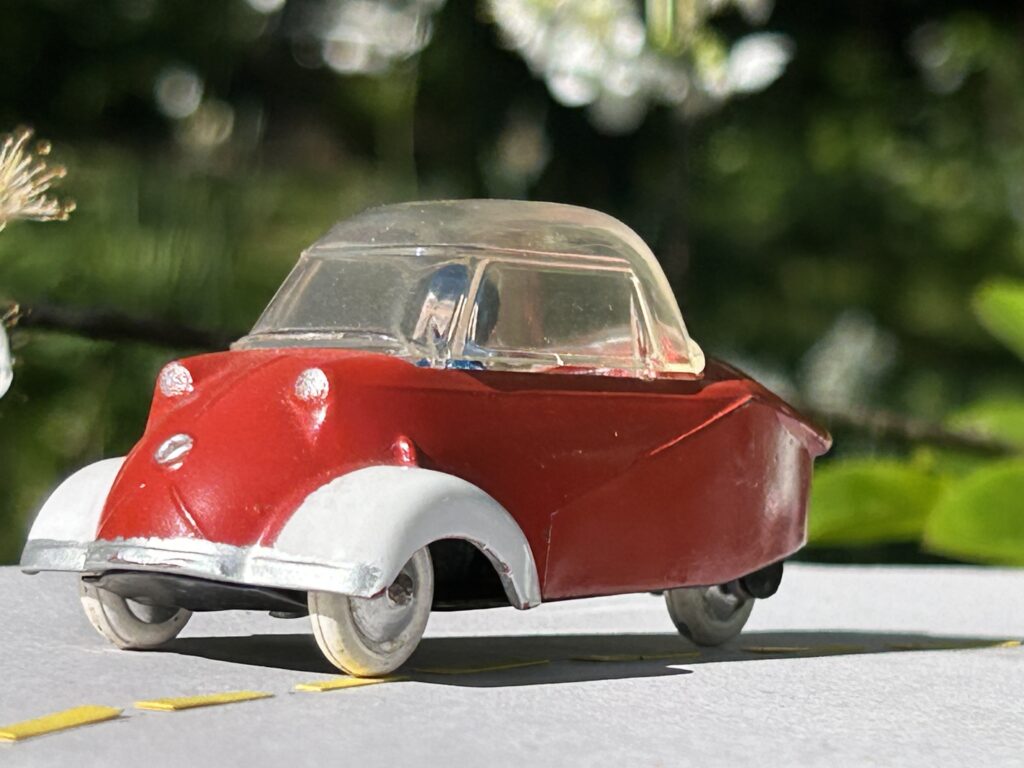 Messerschmitt KR 200 Quiralu rouge, ailes blanches vue vue de 3/4 profil avant